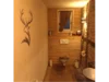 Rustikales Badezimmer mit Hirschmotiv