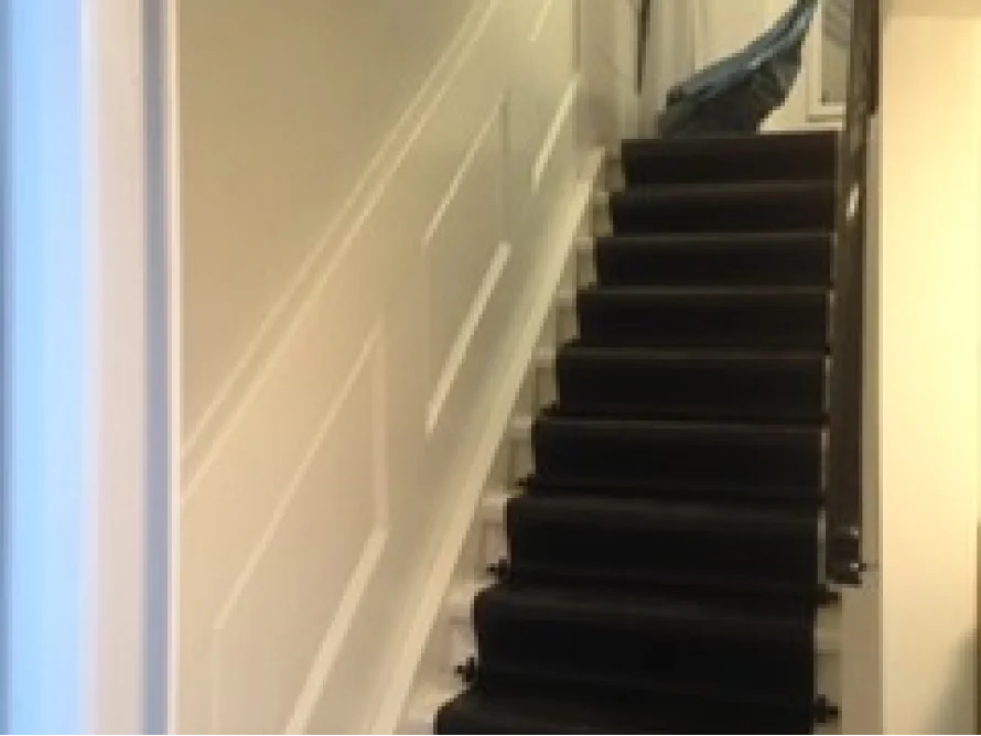 Schwarzer Teppich auf Treppe