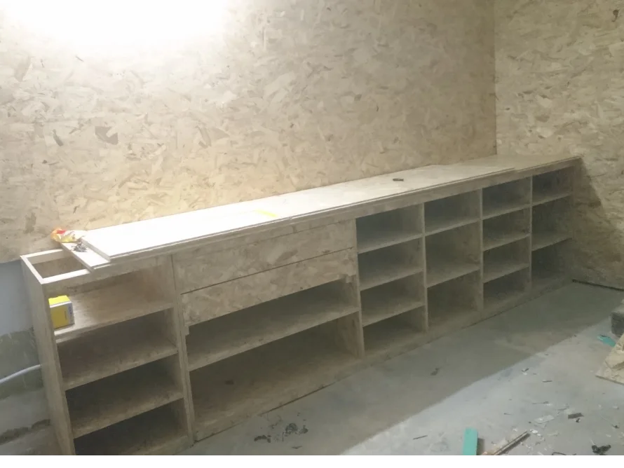 Einbauregal aus Holz während des Zusammenbaus