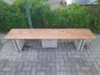 Holzbank mit Betonfüßen