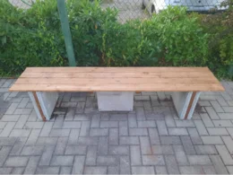 Holzbank mit Betonfüßen