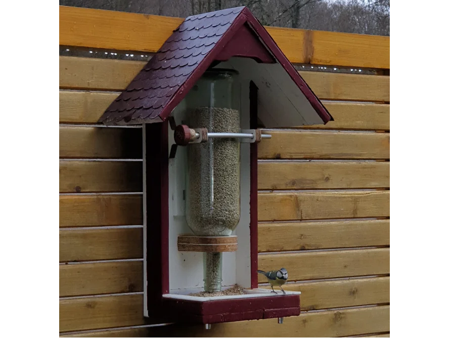 Vogelfutterhaus mit Meise