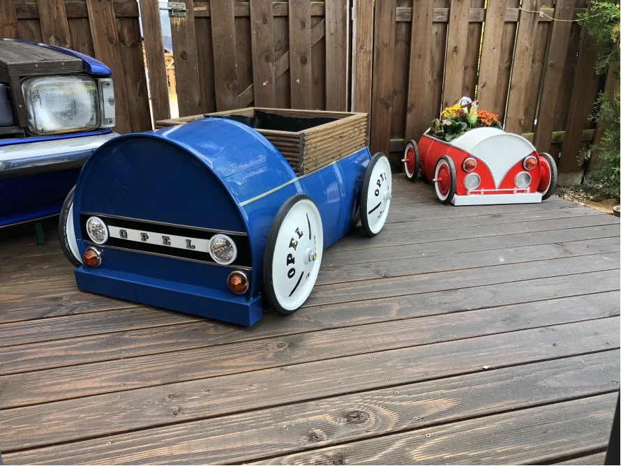 Zwei Auto-Blumentöpfe aus Fässern