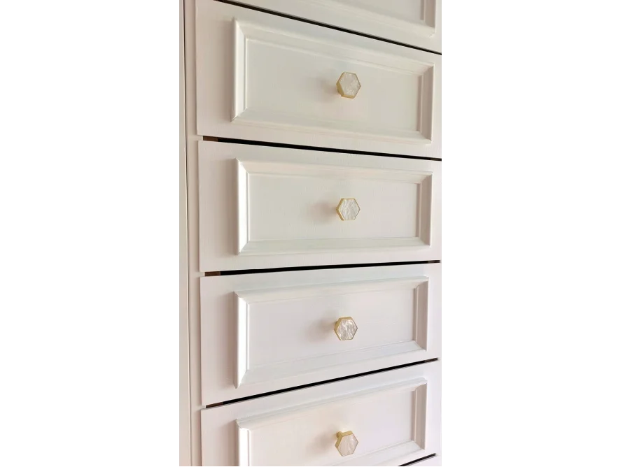 Weiße Kommode mit Schubladen