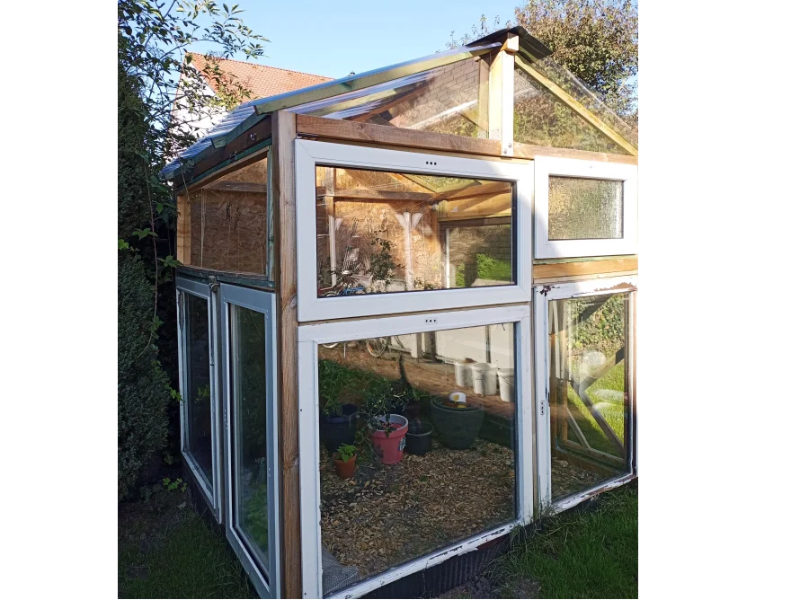 Kleines Gewächshaus aus alten Fenstern