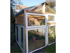 Kleines Gewächshaus aus alten Fenstern