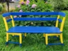 Blau-gelbe Gartenbank im Garten
