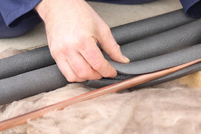 Person isoliert Kupferrohr