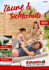 Familie sitzt auf einer Gartencouch vor einem Sichtschutzzaun