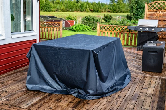 Abgedeckter Gartentisch auf einer Terrasse