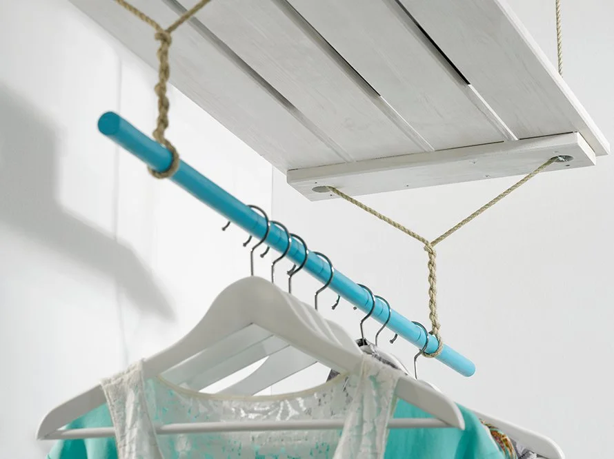 Selbstgebaute Kleiderstange aus Holz und Seil