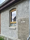 Hausfassade mit Strukturputz und Fenster