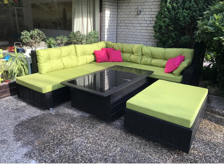 Schwarze Gartenmöbel mit grünen Auflagen