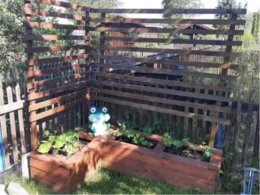 Hochbeet aus Holz mit Rankgitter