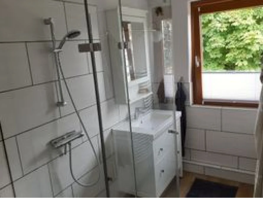 Helles Badezimmer mit Dusche