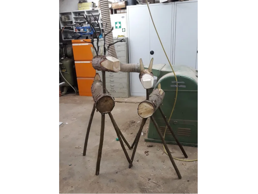 Zwei Rentiere aus Holzscheiten