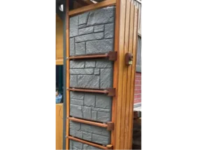 Gartenhaus-Wand aus Holz und Stein