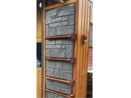 Gartenhaus-Wand aus Holz und Stein