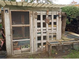 Ein großer Hasenstall aus Holz.