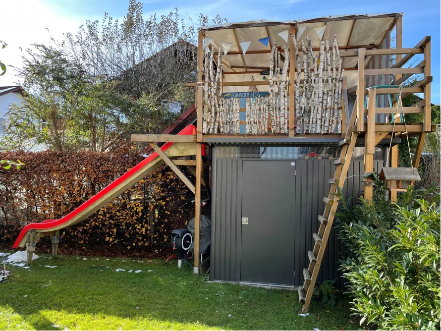 Spielhaus mit Rutsche