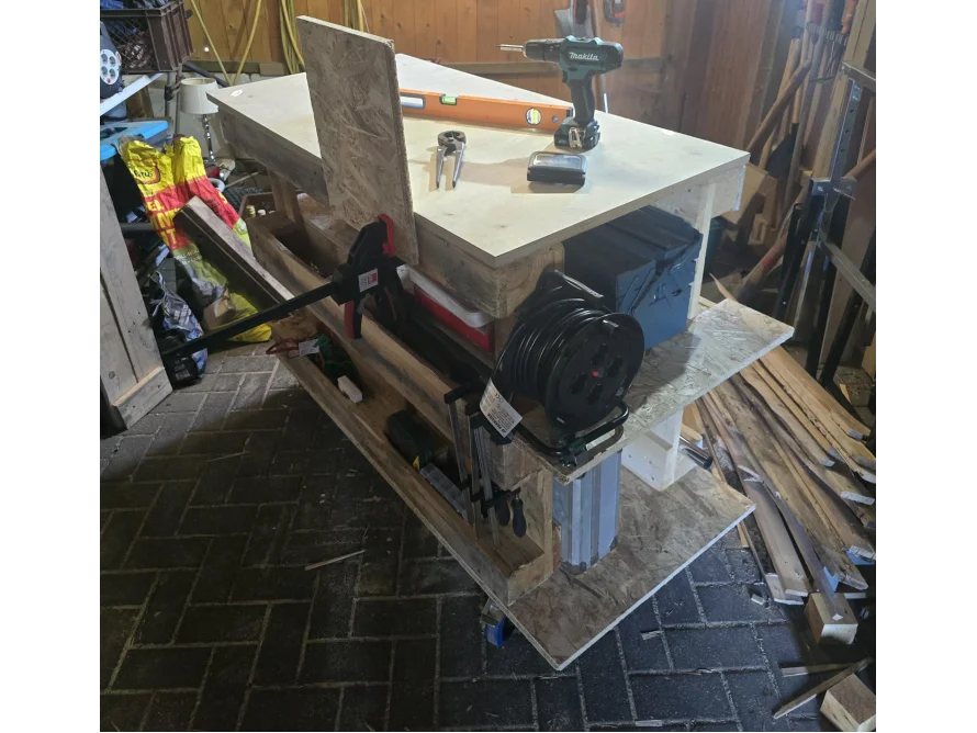 Werkbank aus Holz mit Werkzeug