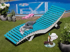 Blaue Liege am Pool