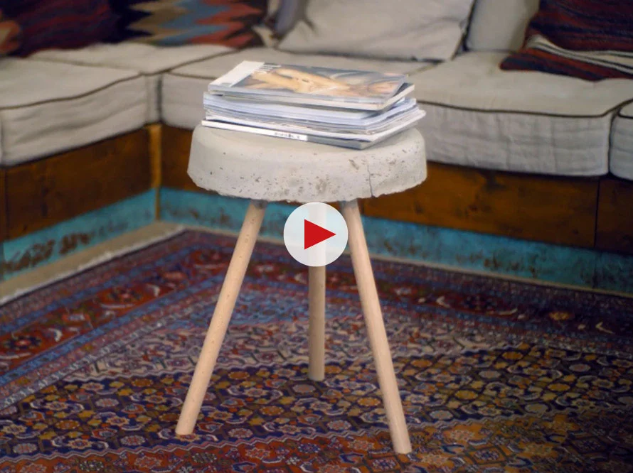 Kleiner runder Hocker aus Beton mit drei Beinen