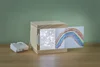 Holzkasten mit Lichterkette und Kinderzeichnung