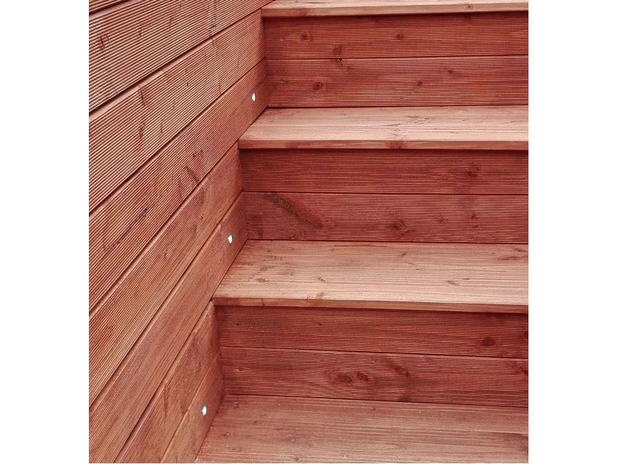 Holztreppe mit Beleuchtung