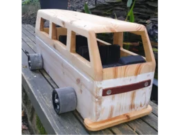 Spielzeugbus aus Holz