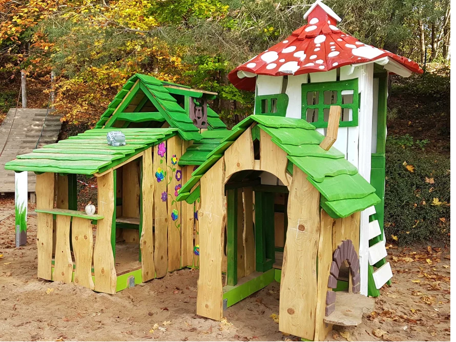 Spielhaus aus Holz mit Rutsche