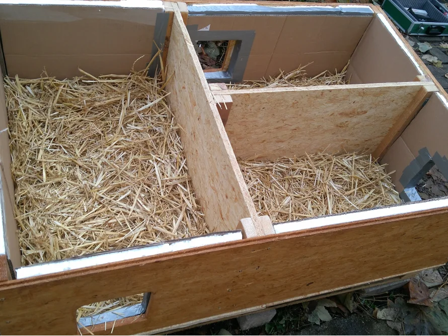 Tierstall mit Stroh ausgelegt