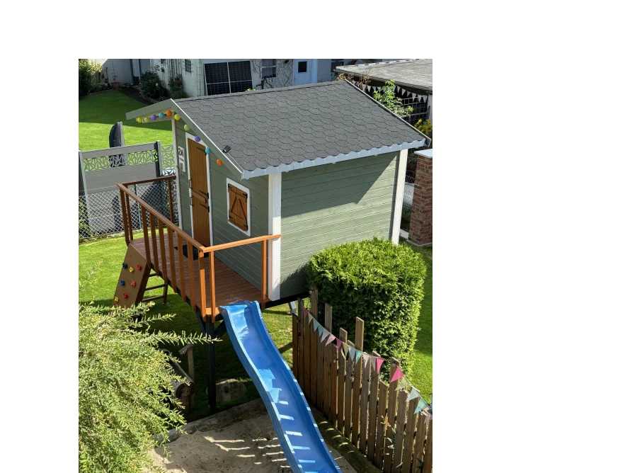 Spielhaus mit Rutsche im Garten