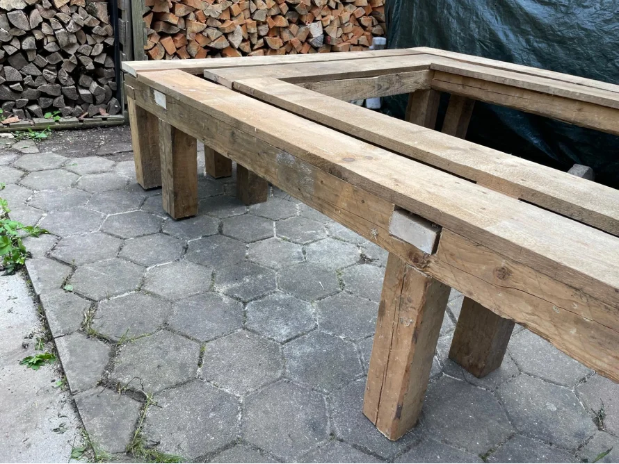 Holzrahmen auf einem gepflasterten Boden