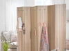Hölzerner Raumteiler mit Kleidung