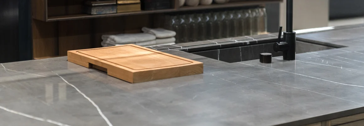 Arbeitsplatte aus Stein mit Schneidebrett