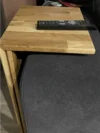 Holztisch auf Sofa