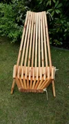 Klappbarer Holzliegestuhl auf Rasen