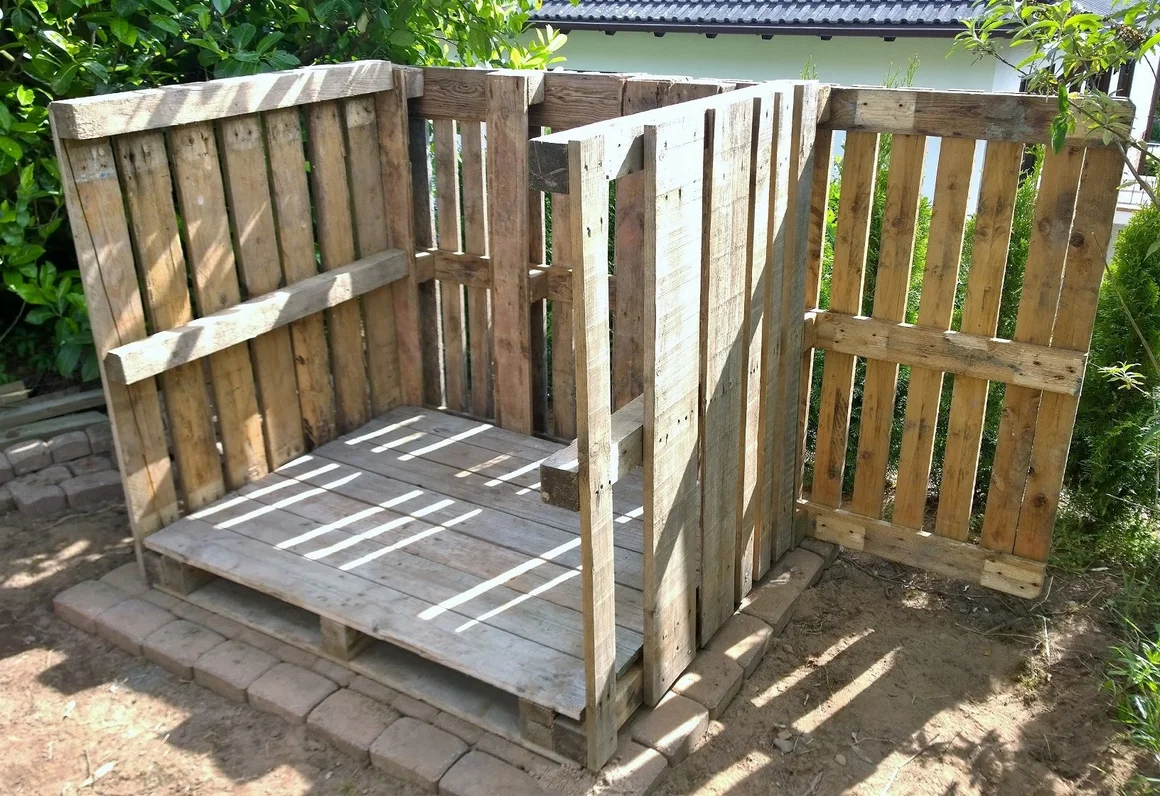 Grundgerüst eines Gartenhauses aus Paletten