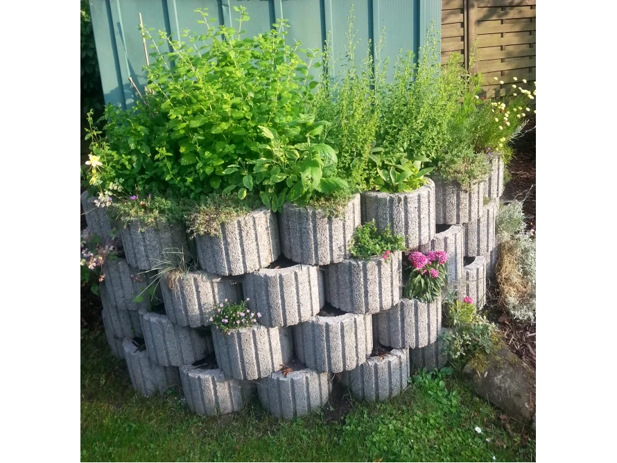Hochbeet aus Pflanzsteinen