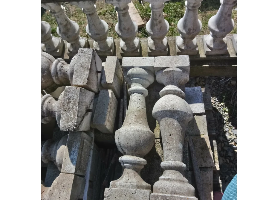 Steinesäulen für ein Geländer