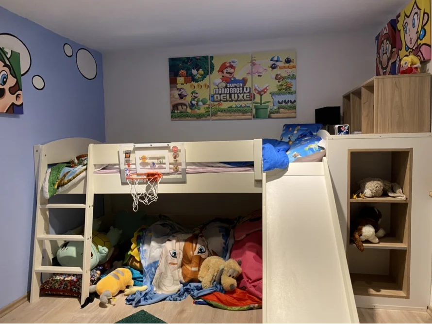 Kinderzimmer mit Hochbett und Rutsche