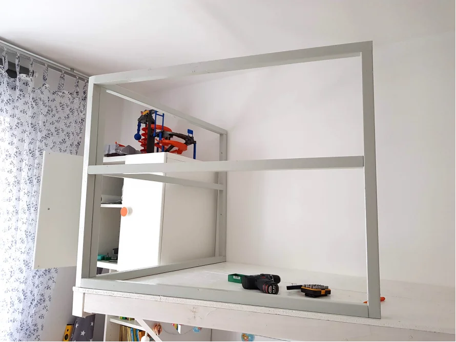 Hochbett-Rahmen mit Akkuschrauber