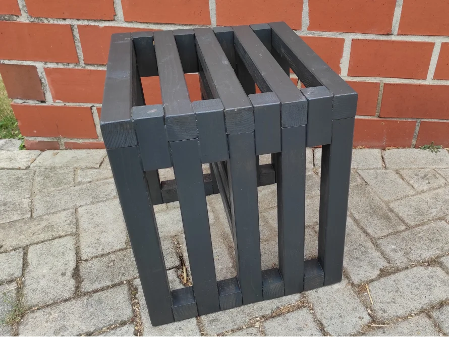 Schwarzer Holzhocker