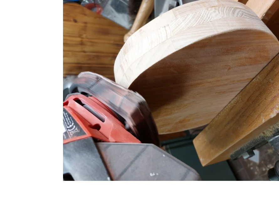 Schleifgerät bearbeitet Holzbrett