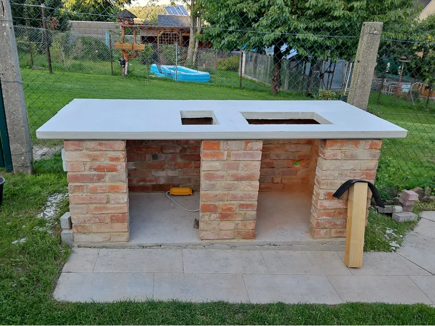 Unfertiger gemauerter Grill