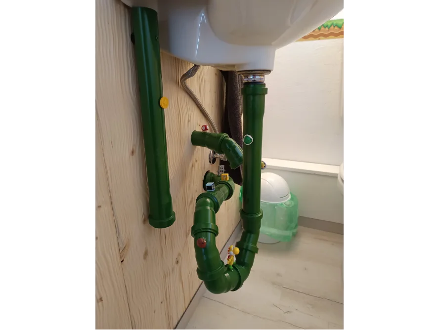 Abflussrohre unter einem Waschbecken