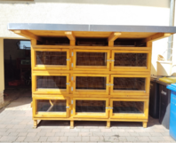 Hühnerstall aus Holz mit drei Etagen und Drahtgittertüren
