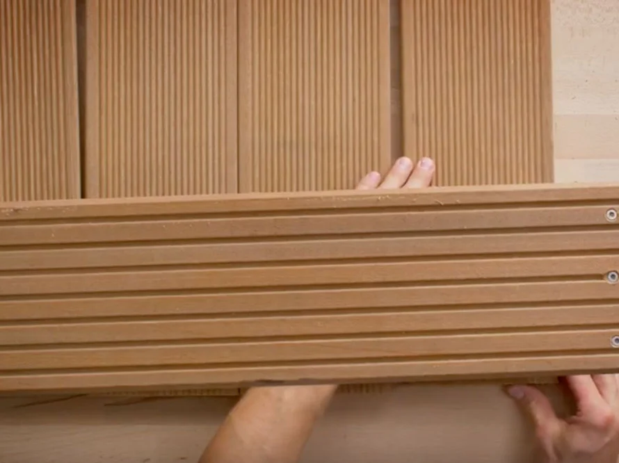 Mehrere Holzbretter werden zusammengefügt