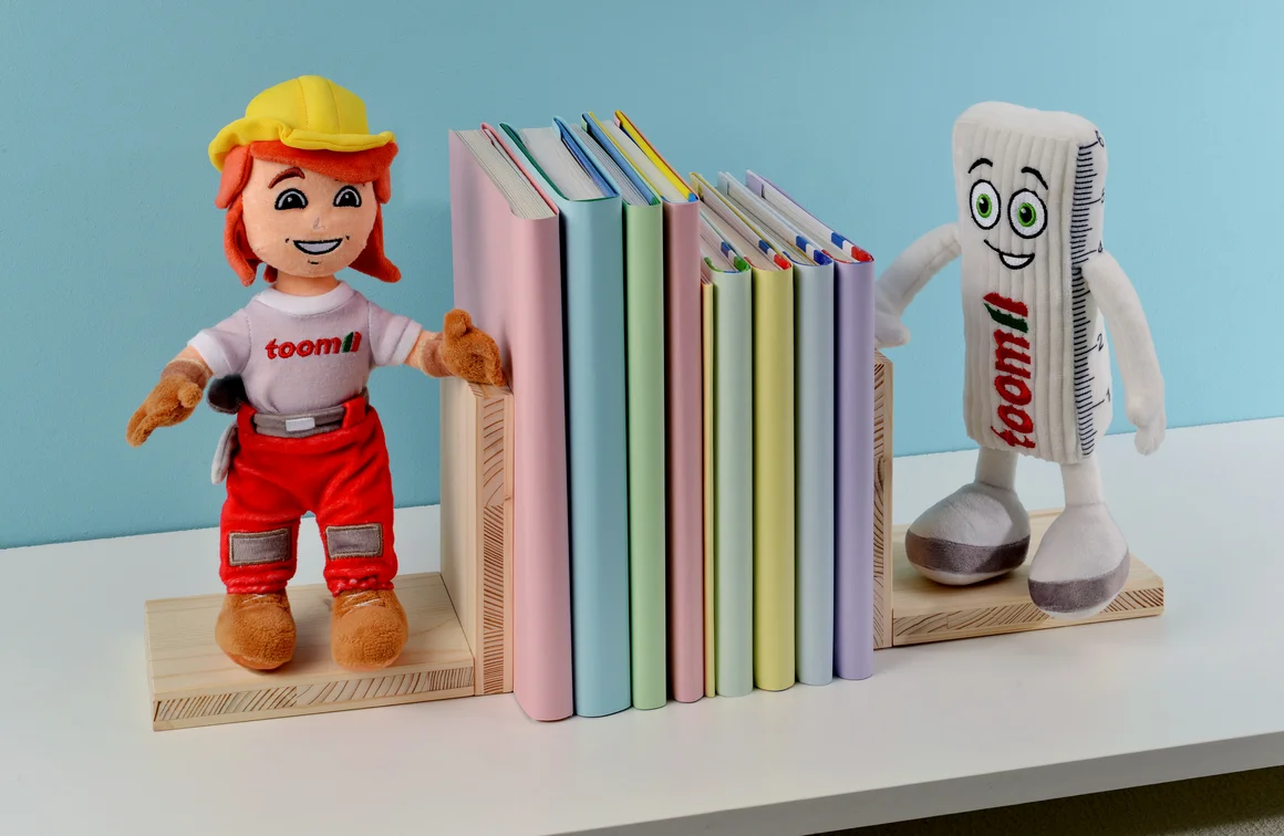 Zwei Stofftiere als Buchstützen